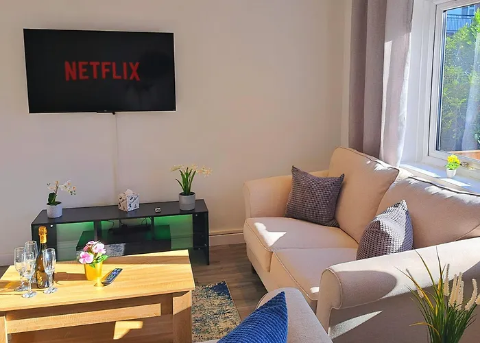 Cozy, Charming 3-Bedroom Home In Chester- Free Parking- Sleeps Up To 6
