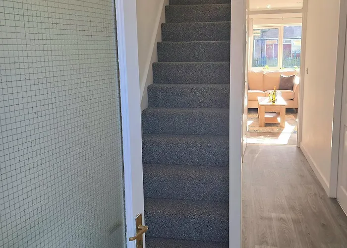 Cozy, Charming 3-Bedroom Home In Chester- Free Parking- Sleeps Up To 6