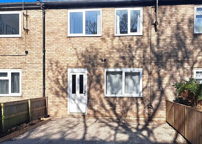 Cozy, Charming 3-Bedroom Home In Chester- Free Parking- Sleeps Up To 6