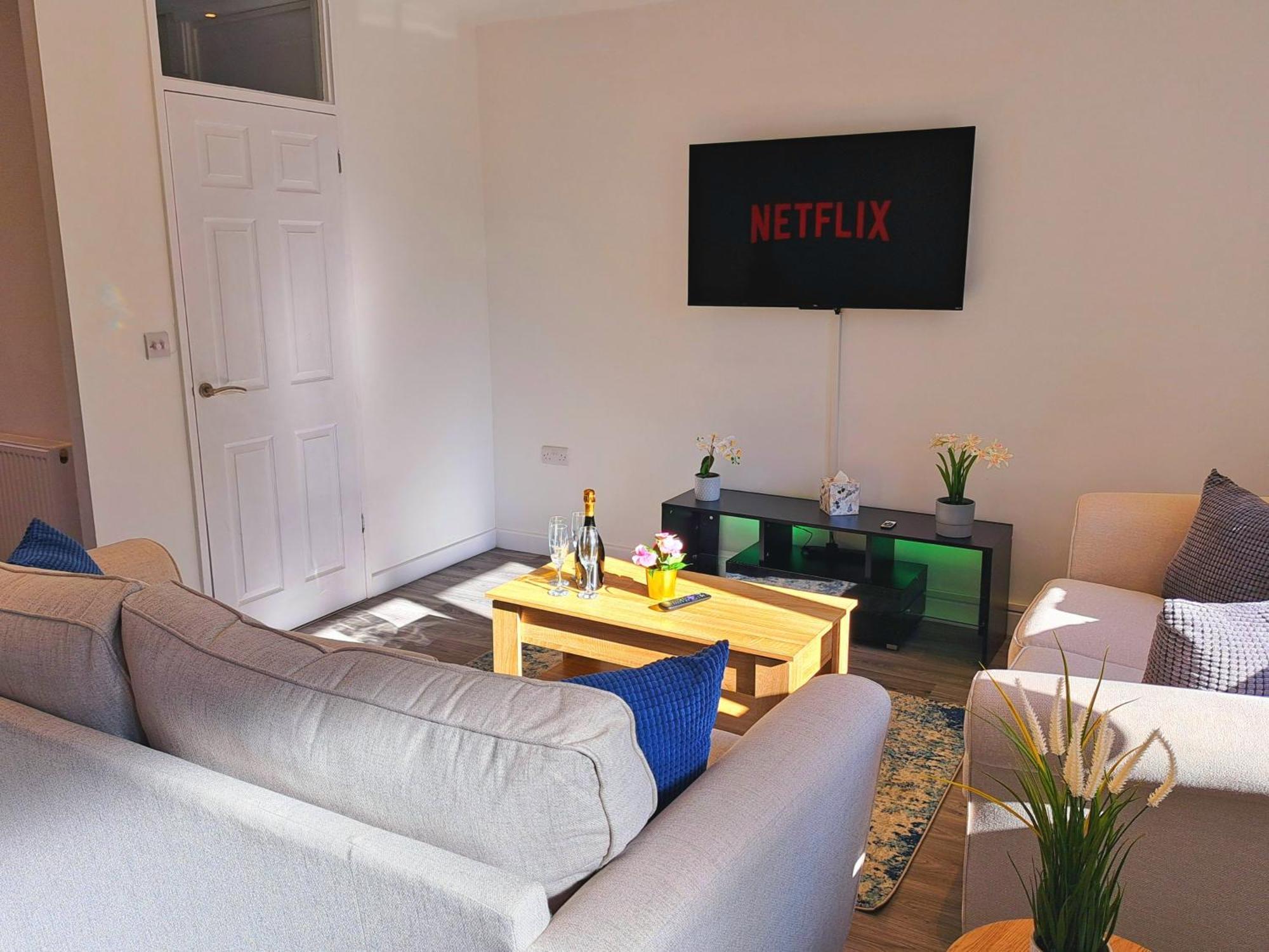Cozy, Charming 3-bedroom In Chester- Free Parking- Sleeps Up To 6 Holiday home Chester