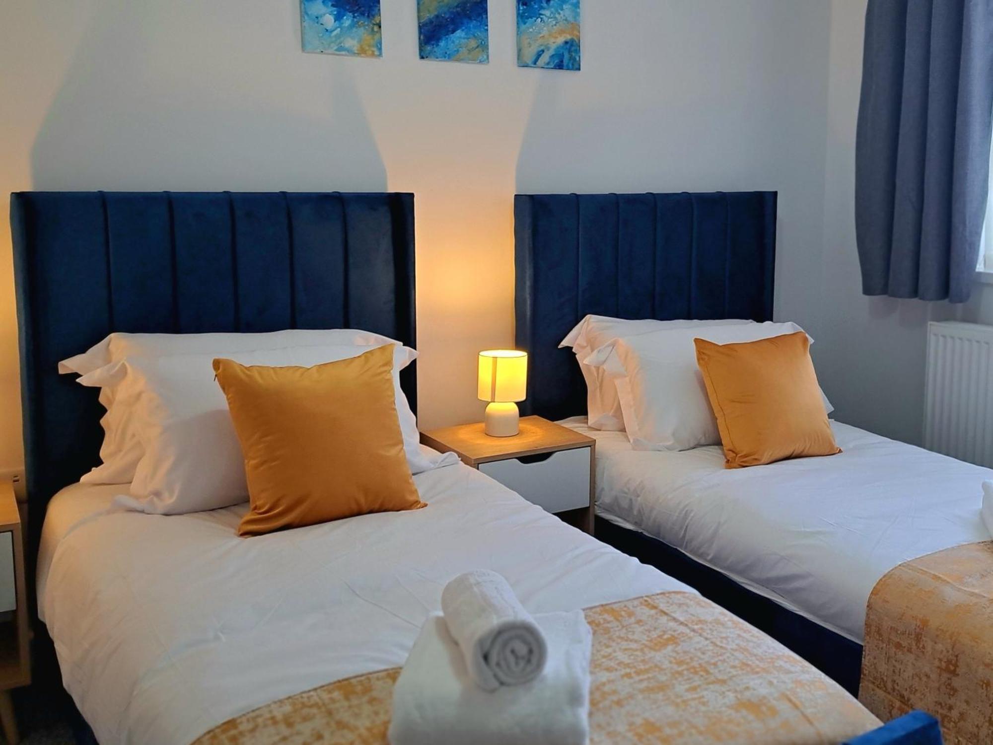 Holiday home Cozy, Charming 3-bedroom In Chester- Free Parking- Sleeps Up To 6