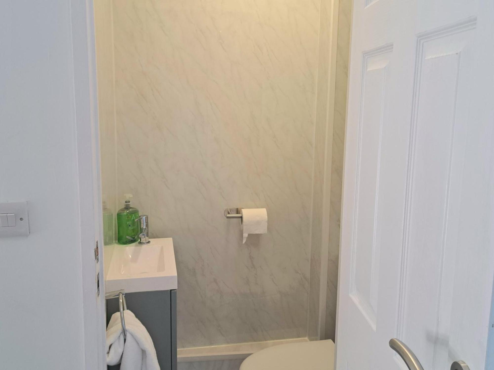 Cozy, Charming 3-bedroom In Chester- Free Parking- Sleeps Up To 6 Holiday home