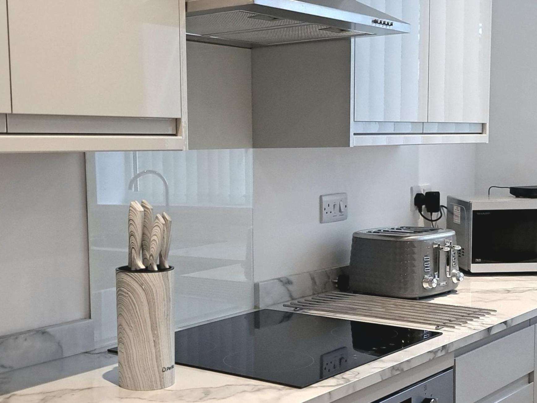 Cozy, Charming 3-bedroom In Chester- Free Parking- Sleeps Up To 6