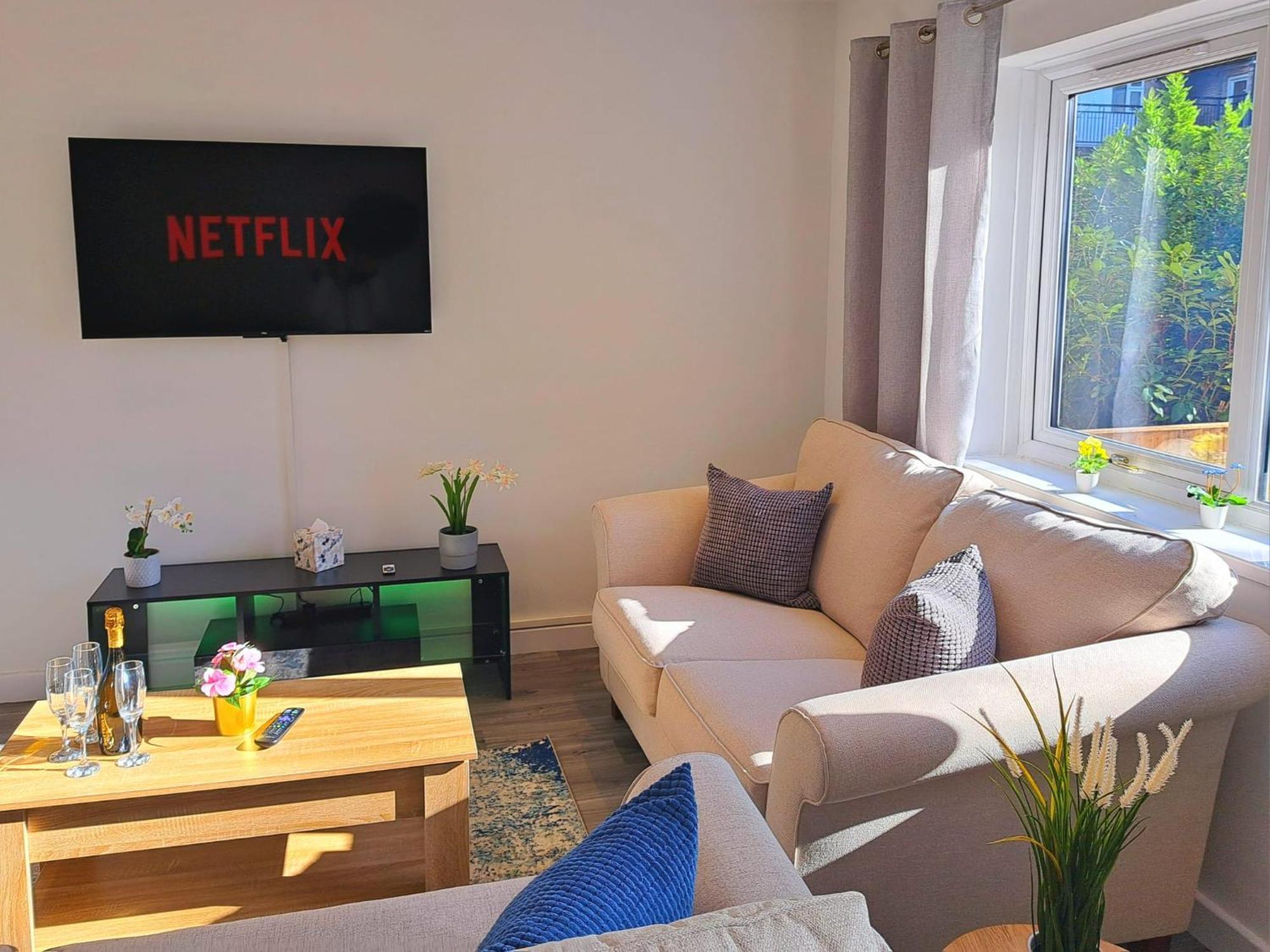 Cozy, Charming 3-bedroom In Chester- Free Parking- Sleeps Up To 6 Holiday home *