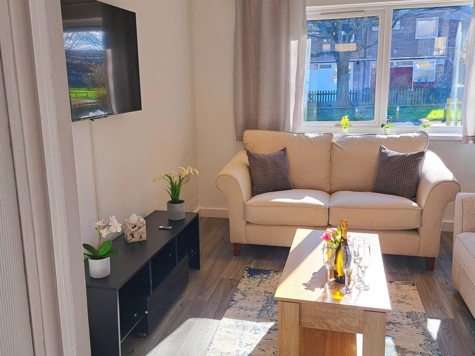 Cozy, Charming 3-bedroom In Chester- Free Parking- Sleeps Up To 6 Holiday home