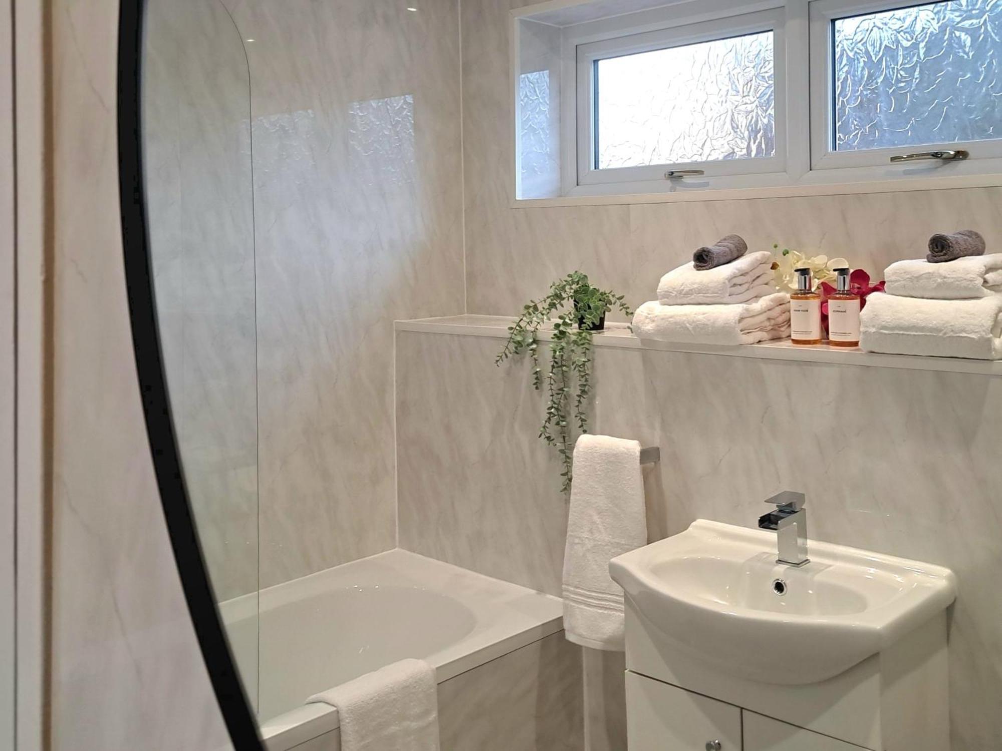 Holiday home Cozy, Charming 3-bedroom In Chester- Free Parking- Sleeps Up To 6